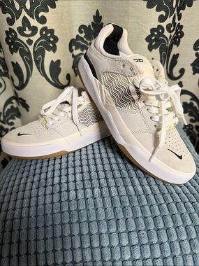 Nike SB ISHOD Summit White and Black Low-Top Sneakers with Gum Outsole